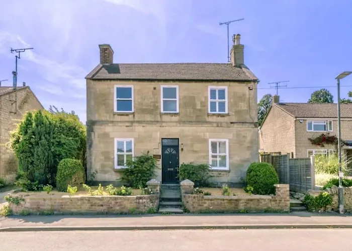 Luxury Cotswolds Cottage With Hot Tub
