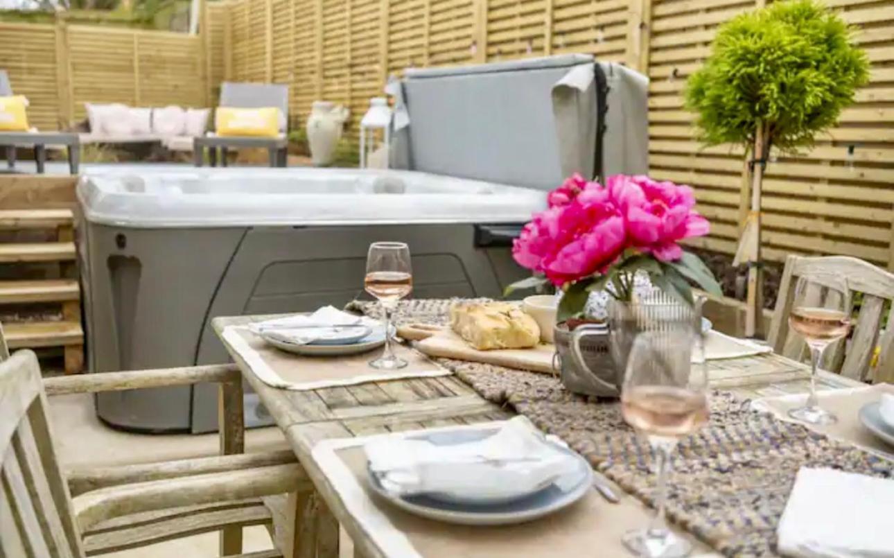 Luxury Cotswolds With Hot Tub Holiday home *